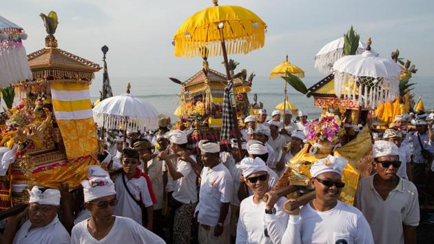 Balinese Hindu men carry Jempana, or symbols of God during the celebrations. (Agung Parameswara/REUTERS) Balinese Hindu men carry Jempana, or symbols of God during the celebrations. (Agung Parameswara/REUTERS)