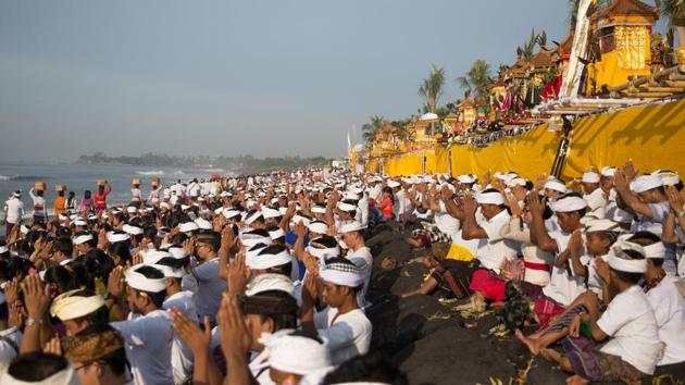 Balinese Hindus pray on a beach during Melasti. (Agung Parameswara/REUTERS) Balinese Hindus pray on a beach during Melasti. (Agung Parameswara/REUTERS)