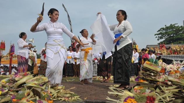 Balinese women dances during a Melasti ceremony ahead of Nyepi Day at the Padanggalak beach in Denpasar, the Indonesian resort island of Bali. (Nyoman Budhiana/Antara Foto/REUTERS) Balinese women dances during a Melasti ceremony ahead of Nyepi Day at the Padanggalak beach in Denpasar, the Indonesian resort island of Bali. (Nyoman Budhiana/Antara Foto/REUTERS)