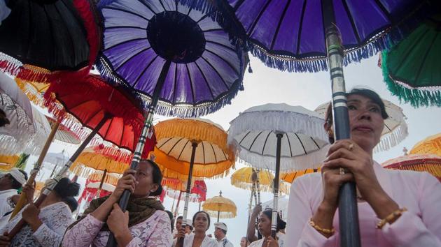 Balinese women hold umbrellas as they stand during a Melasti ceremony ahead of Nyepi Day at the Padanggalak beach in Denpasar, the Indonesian resort island of Bali. Nyepi day will be held on March 28, 2017. (Nyoman Budhiana/Antara Foto/REUTERS) Balinese women hold umbrellas as they stand during a Melasti ceremony ahead of Nyepi Day at the Padanggalak beach in Denpasar, the Indonesian resort island of Bali. Nyepi day will be held on March 28, 2017. (Nyoman Budhiana/Antara Foto/REUTERS)