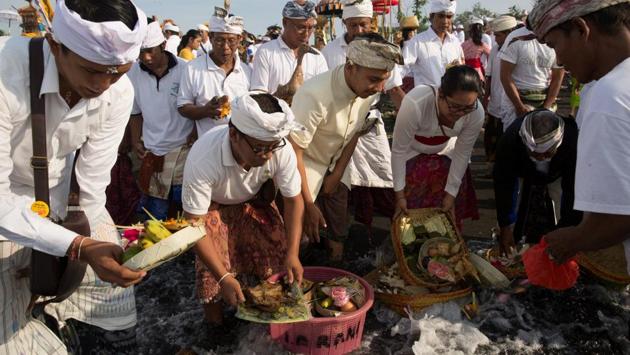 Balinese Hindu place offerings into the ocean during Melasti. (Agung Parameswara/REUTERS) Balinese Hindu place offerings into the ocean during Melasti. (Agung Parameswara/REUTERS)