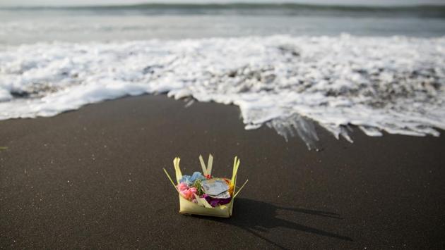A canang or offering, which contains flowers and money is seen on a beach during Melasti. (Agung Parameswara/REUTERS) A canang or offering, which contains flowers and money is seen on a beach during Melasti. (Agung Parameswara/REUTERS)