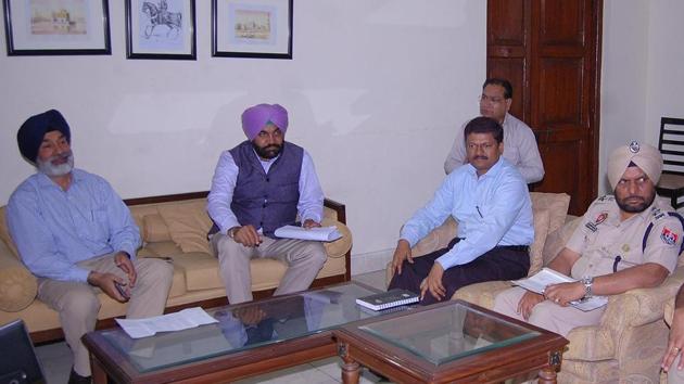 Amritsar MP Gurjit Singh Aujla (2L) during a meeting with police commissioner Nageshwar Rao (2R), deputy commissioner Kamaldeep Singh Sangha (L) and other officials at Circuit House in Amritsar on Saturday.(Sameer Sehgal/HT Photo)