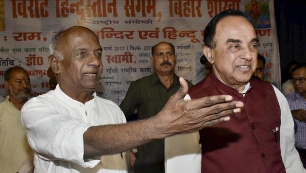 BJP MP Subramanian Swamy (right) with former RSS ideologue KN Govindacharya during a lecture on ’Ram Mandir and Hindu Punarjagran’ in Patna on Sunday.(PTI)
