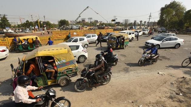 Traffic flow has already been disrupted due to the ongoing metro work.(Virendra Singh Gosain/HT PHOTO)