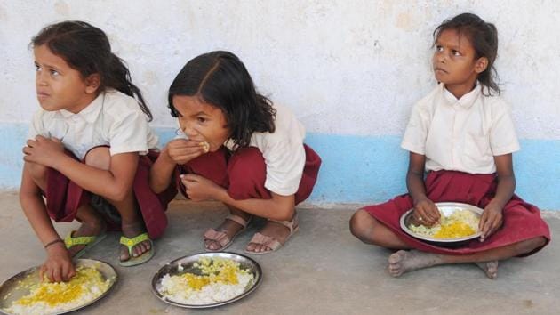 Primary school students have mid-day meals at a government middle school at Tharpakhna in Ranchi.(Parwaz Khan/ HT Photo)