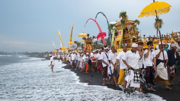 A procession of Balinese Hindus walk along a beach during Melasti. (Agung Parameswara/REUTERS) A procession of Balinese Hindus walk along a beach during Melasti. (Agung Parameswara/REUTERS)