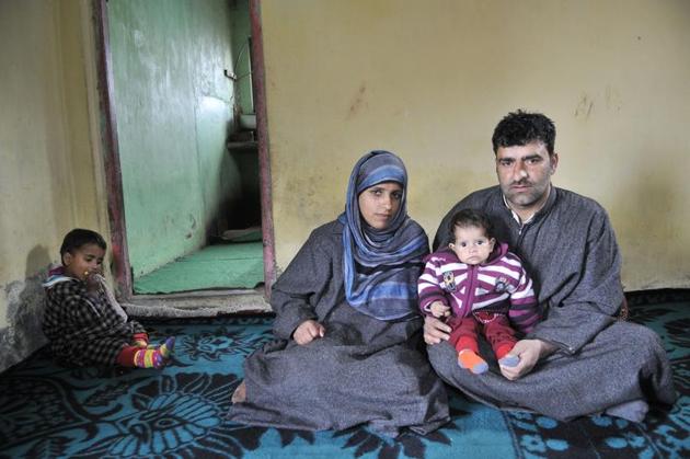 Ayat Imtiyaz with her parents at home in Kashmir. The one-year-old has a congenital heart defect that needs to be fixed surgically.(WASEEM ANDRABI/HT PHOTO)