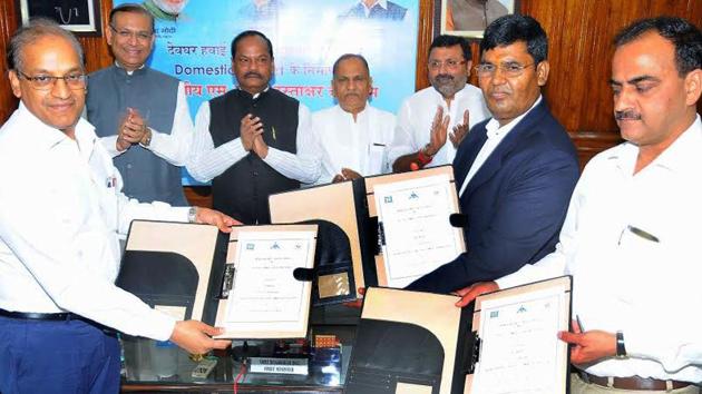 Chief Minister Raghubar Das along with Union Minister of state for Civil Aviation-Jayant Sinha and others witnesses an MOU for the expansion project of Deoghar airport in Ranchi on Saturday(Diwakar Prasad/ HT Photo)