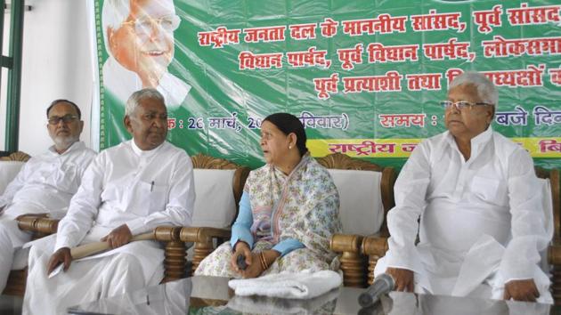 RJD chief Lalu Prasad (right) holding a meeting of party leaders, at his residence in Patna on Sunday.(Santosh/HT photo)
