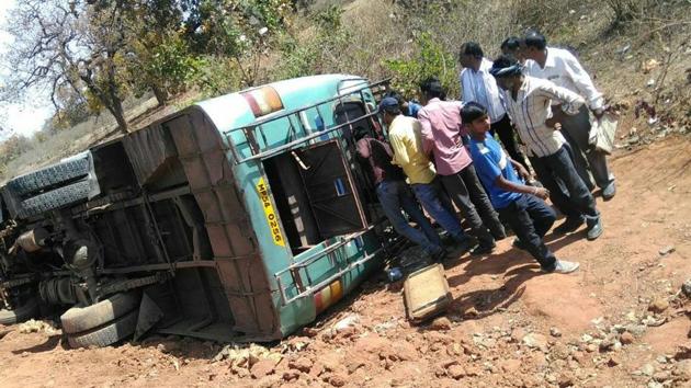 Police sources said a mini truck carrying labourers overturned near Neechi village on Jabalpur-Chargawan road resulting in the death of at least 8 of them. (ANI) Police sources said a mini truck carrying labourers overturned near Neechi village on Jabalpur-Chargawan road resulting in the death of at least 8 of them. (ANI)