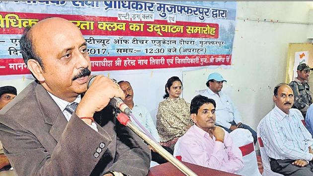 District and sessions judge of Muzaffarpur, Harendra Nath Tiwari, addressing a gathering at a legal awareness programme on drug trafficking.(HT photo)
