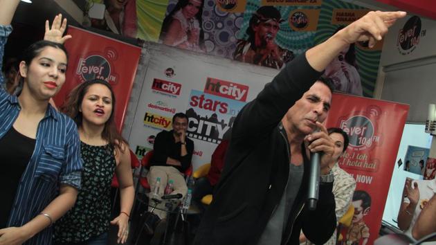 Akshay Kumar never fails to steal the show. The actor matched steps with dancers who performed on popular tracks of his films. (SHIVAM SAXENA/HT PHOTO) 