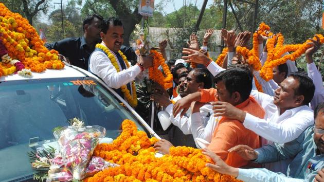 BJP leader and activists giving a warm welcome to deputy CM Keshav Prasad Maurya on his maiden visit to Allahabad on Sunday.(Anil Kumar Maurya/ HT Photo)