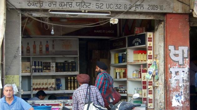 A liquor shop near the railway station in Bathinda.(Sanjeev Kumar/HT Photo)