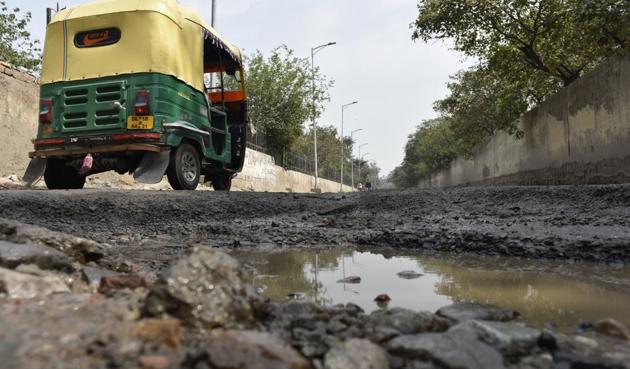 A potholed road Dallupura in east Delhi. (Mohd Zakir/HT PHOTO) A potholed road Dallupura in east Delhi. (Mohd Zakir/HT PHOTO)