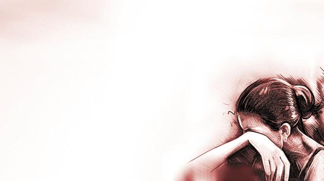 The woman raised an alarm after which passers-by chased and bashed him up. He was later handed over to the police. (HT) The woman raised an alarm after which passers-by chased and bashed him up. He was later handed over to the police. (HT)