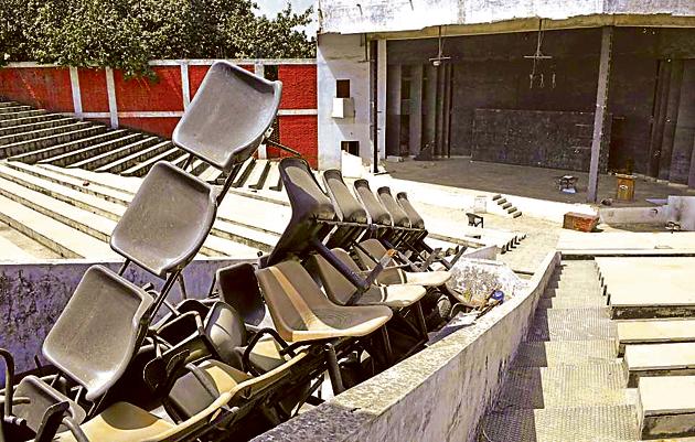 Chairs have been dumped in the middle of the sitting area of Balraj Sahni Open Air Theatre at Punjabi Bhawan in Ludhiana.(Gurminder Singh/HT) Chairs have been dumped in the middle of the sitting area of Balraj Sahni Open Air Theatre at Punjabi Bhawan in Ludhiana.(Gurminder Singh/HT)