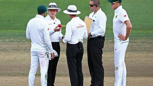 Umpires Bruce Oxenford (L) and Rod Tucker discuss the state of the ball with South Africa cricket team captain Faf du Plessis during day three of the third Test vs New Zealand Cricket team in Hamilton on Monday.(Getty Images)