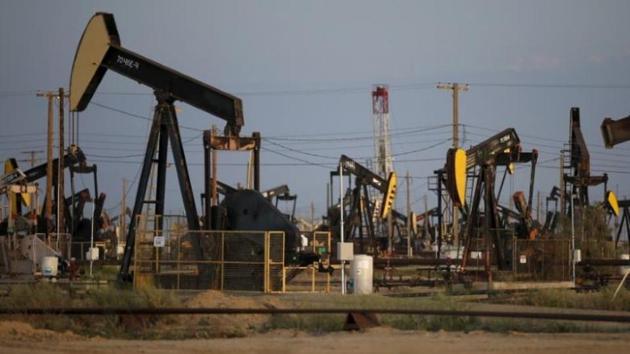 Pump jacks are seen in the Lost Hills Oil Field, California. (Reuters photo) Pump jacks are seen in the Lost Hills Oil Field, California. (Reuters photo)