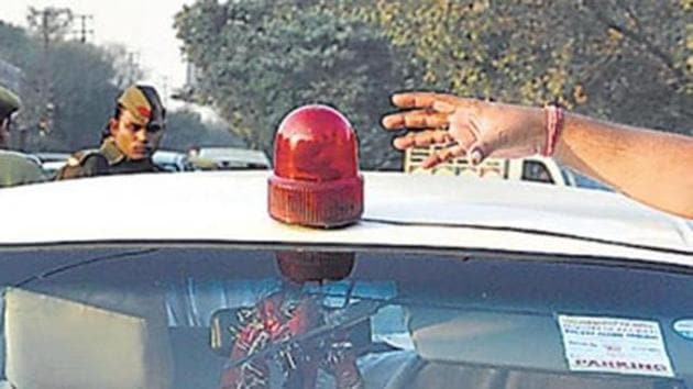 Traffic personnel have been directed to impose a fine on violators and ensure that the beacons are removed. (Sakib Ali/HT File Photo) Traffic personnel have been directed to impose a fine on violators and ensure that the beacons are removed. (Sakib Ali/HT File Photo)