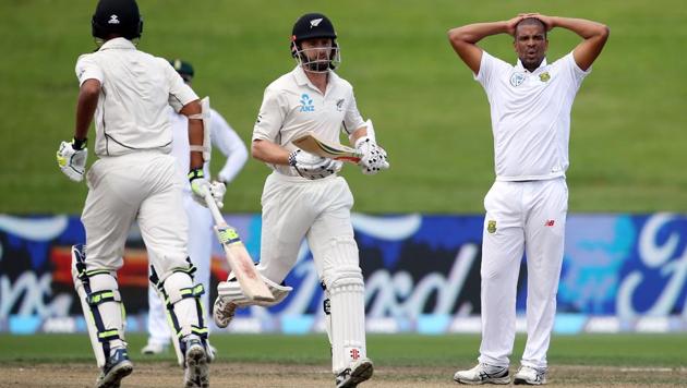 Vernon Philander (R) of South Africa reacts after bowling to Kane Williamson of New Zealand (C) during day three of the third Test cricket match between New Zealand and South Africa at Seddon Park in Hamilton on Monday. Catch line cricket score of New Zealand vs South Africa here.(AFP)