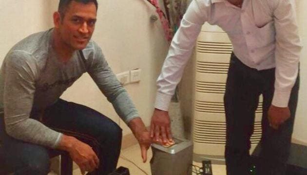 MS Dhoni gets his fingerprints scanned while applying for Aadhaar Card. The picture was tweeted out by e-governance Services India Ltd.(Twitter.com)