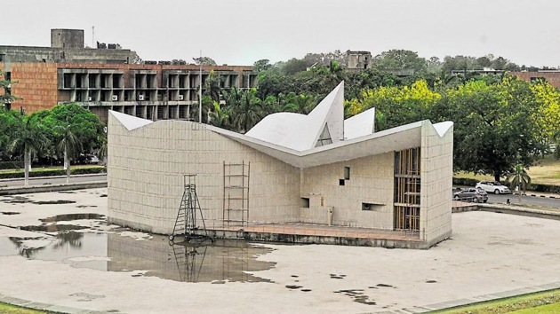 Panjab University (PU) senate on Sunday approved an average of 12.5% fee hike for all courses of university departments and its regional centres for the session 2017-18, on Sunday.(HT FIle Photo)