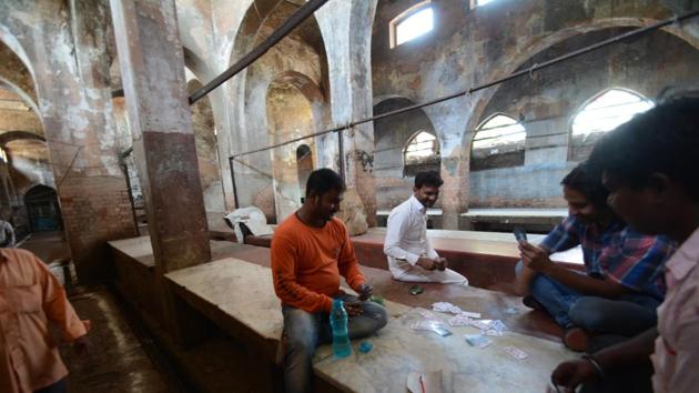 Vendors play cards at a meat selling outlet as they had no work in the wake of the strike.(Ashok Dutta/ HT Photo) Vendors play cards at a meat selling outlet as they had no work in the wake of the strike.(Ashok Dutta/ HT Photo)