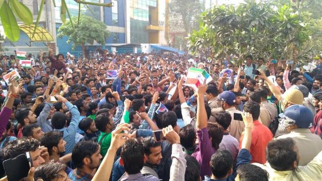 The employees of Oppo waved Indian flags to mark their protest.(HT Photo) The employees of Oppo waved Indian flags to mark their protest.(HT Photo)