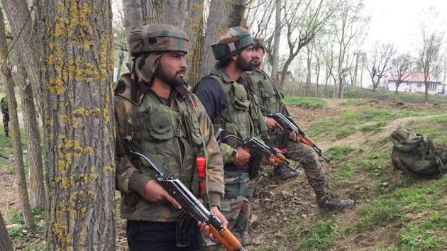 Security forces take position near the encounter site at Chadoora in J-K’s Budgam district.(Waseem Andrabi / HT Photo) Security forces take position near the encounter site at Chadoora in J-K’s Budgam district.(Waseem Andrabi / HT Photo)