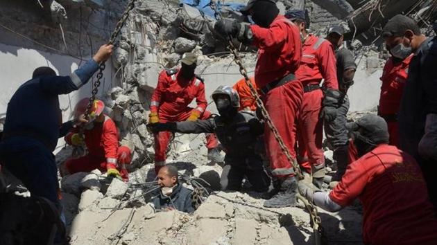 Iraqi firefighters look for bodies buried under the rubble, of civilians who were killed after an air strike against Islamic State triggered a massive explosion in Mosul, Iraq March 27, 2017. (Reuters Photo) Iraqi firefighters look for bodies buried under the rubble, of civilians who were killed after an air strike against Islamic State triggered a massive explosion in Mosul, Iraq March 27, 2017. (Reuters Photo)