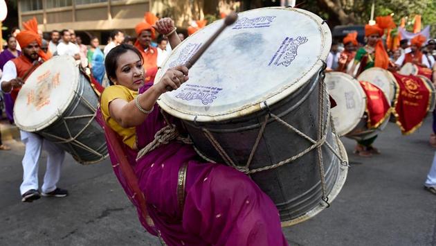 A woman beats a drum to welcome the new year at a rally in Jogeshwari,Mumbai. (Satish Bate/HT ) 
