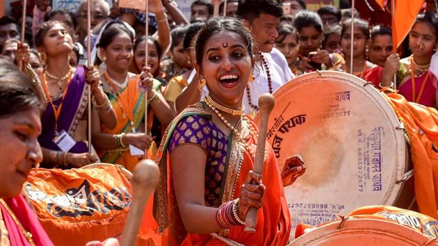 Happy faces all around as women dressed in traditional Maharashtrian attires play drums at Girgaum. (Kunal Patil/HT ) 