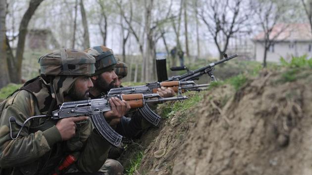 Security forces take position near the encounter site at Chadoora in Budgam district. (Waseem Andrabi / HT Photo)