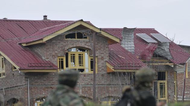 Army soldiers at the site of a gunbattle in Chadoora, in Badgam . (Waseem Andrabi / HT Photo)