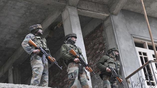 Eyewitnesses said police fired at protesters when they tried to march towards the site, resulting in injuries to over a dozen more people. (Waseem Andrabi / HT Photo)