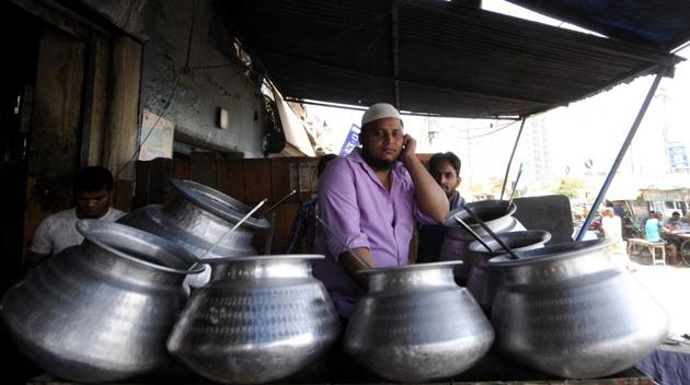 The suppliers in Ghazipur have increased the rates of raw chicken and, due to financial constraints, biryani vendors are able to buy only a limited quantity of meat every day. (Sunil Ghosh/HT Photo) The suppliers in Ghazipur have increased the rates of raw chicken and, due to financial constraints, biryani vendors are able to buy only a limited quantity of meat every day. (Sunil Ghosh/HT Photo)