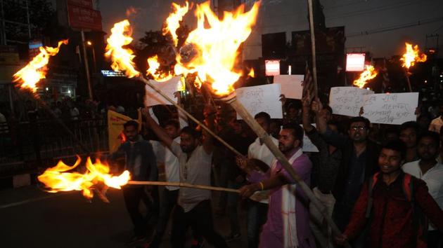 A torch light procession by Hindu right wingers in Ranchi on Sunday to demand a ban on cow slaughter and closure of slaughterhouses across Jharkhand.(HT Photo)