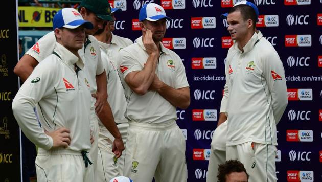 Australia's captain Steve Smith (L) waits with teammates during the award ceremony on the fourth day of the fourth and final cricket Test match between India and Australia at The Himachal Pradesh Cricket Association Stadium in Dharamsala on March 28, 2017. ----IMAGE RESTRICTED TO EDITORIAL USE - STRICTLY NO COMMERCIAL USE----- / GETTYOUT---- / AFP PHOTO / PRAKASH SINGH / ----IMAGE RESTRICTED TO EDITORIAL USE - STRICTLY NO COMMERCIAL USE----- / GETTYOUT(AFP)