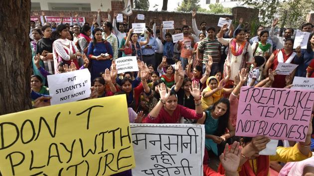 Parents hold a protest against the fee hike by DPSG in Palam Vihar, on Friday.(Sanjeev Verma/HT File Photo)