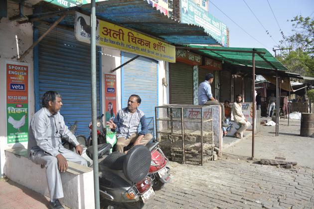 Nearly 152 shops have been closed for want of licences, indulging in open slaughtering and not maintaining hygiene conditions. (Sakib Ali/HT Photo) Nearly 152 shops have been closed for want of licences, indulging in open slaughtering and not maintaining hygiene conditions. (Sakib Ali/HT Photo)