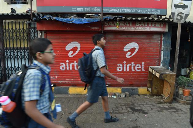 Indian students walking past a shop with an advertisement for mobile service provider Airtel in Mumbai. Buyouts, mergers and quick exits -- as India's richest man shakes up the country's ultra-competitive mobile market, telecommunications companies are scrambling to either consolidate or cut their losses and run. (AFP) Indian students walking past a shop with an advertisement for mobile service provider Airtel in Mumbai. Buyouts, mergers and quick exits -- as India's richest man shakes up the country's ultra-competitive mobile market, telecommunications companies are scrambling to either consolidate or cut their losses and run. (AFP)