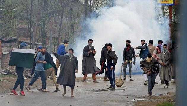 Budgam: A group of youth pelting stones on security forces during an anti-militant operation at village Durbugh in Chadoora area of central Kashmir's Budgam district on Tuesday.(PTI) Budgam: A group of youth pelting stones on security forces during an anti-militant operation at village Durbugh in Chadoora area of central Kashmir's Budgam district on Tuesday.(PTI)