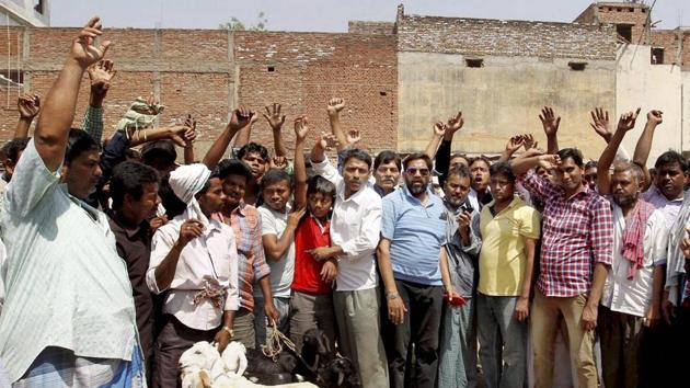 Meat traders shout slogans against closing down of slaughterhouses and butcher shops in Allahabad on Tuesday.(PTI photo) Meat traders shout slogans against closing down of slaughterhouses and butcher shops in Allahabad on Tuesday.(PTI photo)