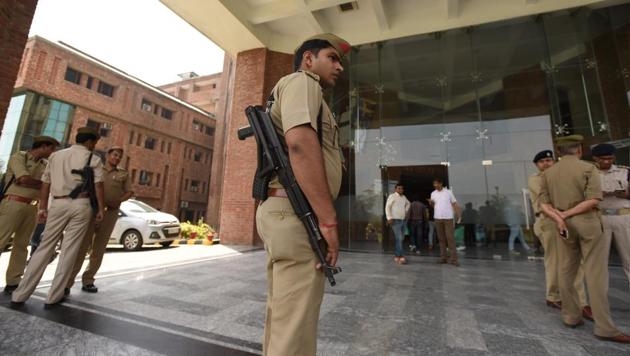 The police stepped up security at Sharda University on Tuesday.(Virendra Singh Gosain/HT PHOTO) The police stepped up security at Sharda University on Tuesday.(Virendra Singh Gosain/HT PHOTO)