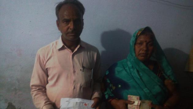 Dinesh Chandra Gupta and his wife with the demonetised notes they received from police. (HT Photo) Dinesh Chandra Gupta and his wife with the demonetised notes they received from police. (HT Photo)