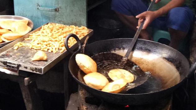 Nihari-kulcha' a scarce commodity, puri-sabzi sells like hot cakes - Hindustan Times