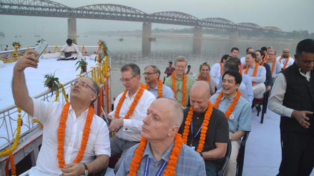 G-20 delegates enjoying taking selfies on Ghats in Varanasi.(HT Photo)