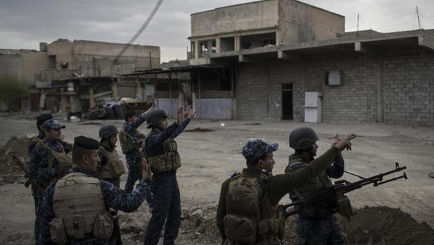 Federal Police soldiers gesture to other soldiers near the old city, during fighting against Islamic State militants on the western side of in Mosul, Iraq, Tuesday, March 28, 2017.(AP Photo)